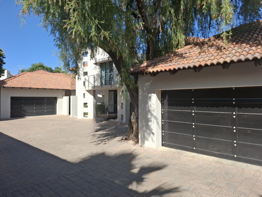 Liquidation: 4 Bedroom 4 Bathroom house in Hurlingham with pool and good security