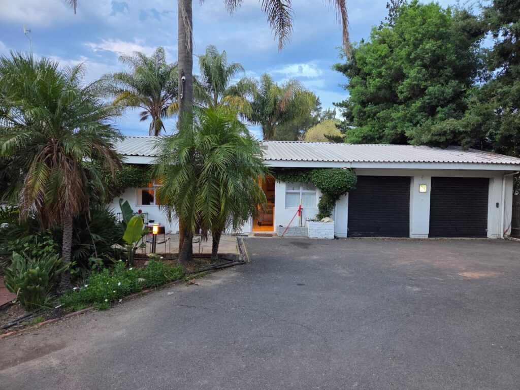 Liquidation- Smallholding in Joostenberg vlakte Paarl RD with various dwellings and pool