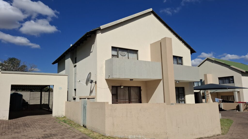 Insolvent Estate: 3 Bedroom unit with 2 bathrooms in secure complex Tasbetpark