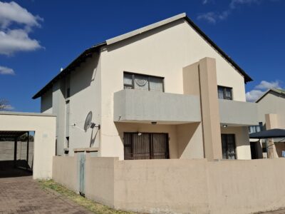 Insolvent Estate: 3 Bedroom unit with 2 bathrooms in secure complex Tasbetpark